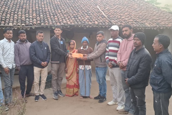 Potka : दुलाल मंडल के इलाज के लिए शौर्य यात्रा समिति और समाजसेवियों ने बढ़ाया हाथ, किया आर्थिक सहयोग