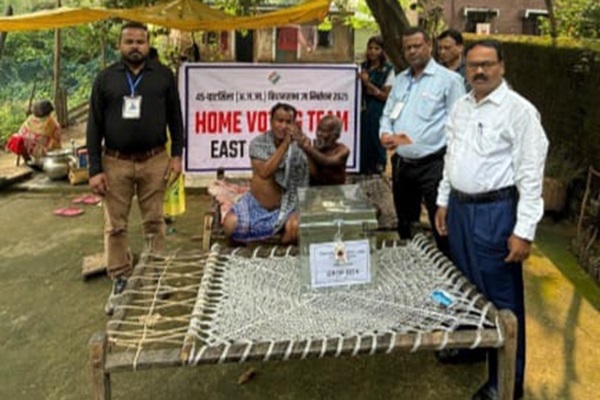 Jamshedpur : एक भी मतदाता छूटे नहीं : घाटशिला उपचुनाव में घर-घर जाकर मतदाताओं को किया जा रहा प्रोत्साहित