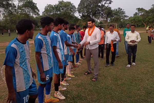 Baharagoda : भालूकखुलिया में दो दिवसीय फुटबॉल महासंग्राम का आगाज़, 32 टीमें मैदान में उतरीं