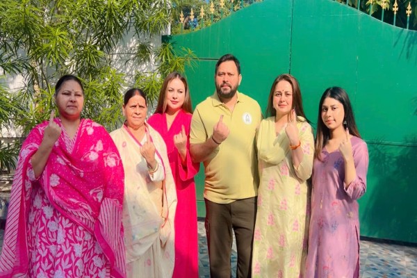 Bihar Elections: बिहार में पहले चरण का मतदान शुरू, लालू परिवार ने डाला वोट, मोदी बोले—पहले मतदान फिर जलपान