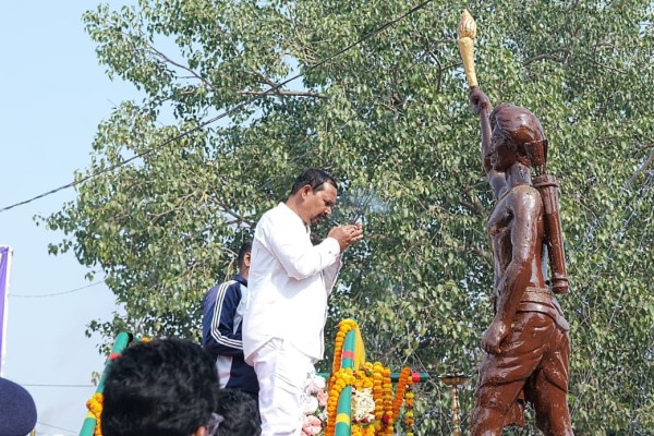 Chaibasa: राज्य स्थापना दिवस का उत्साह, परिवहन मंत्री दीपक बिरुवा ने चाईबासा में धरती आबा को किया नमन