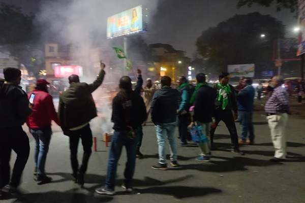 Jamshedpur : हेमंत सरकार के एक साल बेमिसाल पर झामुमो नेताओं ने आतिशबाजी और लड्डू वितरण कर मनाया जश्न