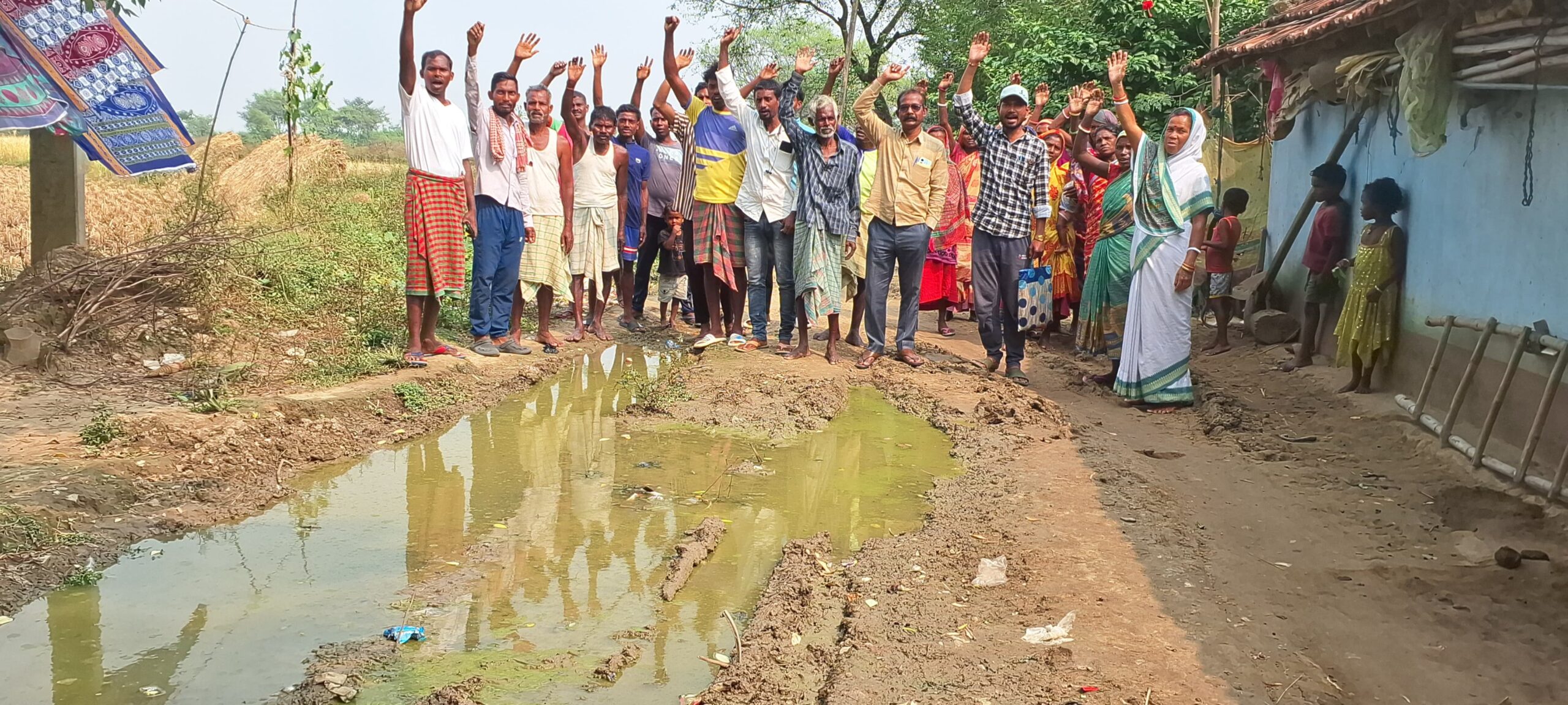 Potka: 78 साल बाद भी सानबासा गांव में नहीं पहुंचीं मूलभूत सुविधाएँ, ग्रामीणों ने किया जोरदार प्रदर्शन