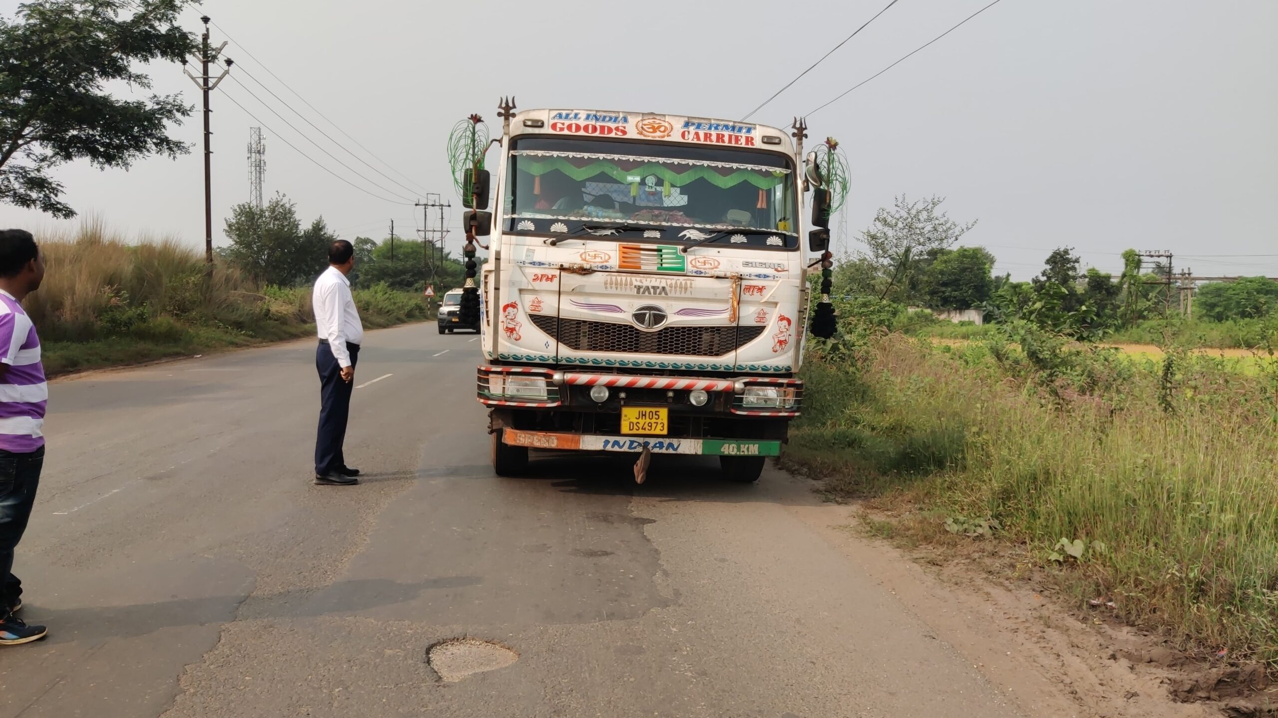 Saraikela: सरायकेला–खरसावाँ में अवैध लौह अयस्क का भंडाफोड़, एक वाहन जब्त