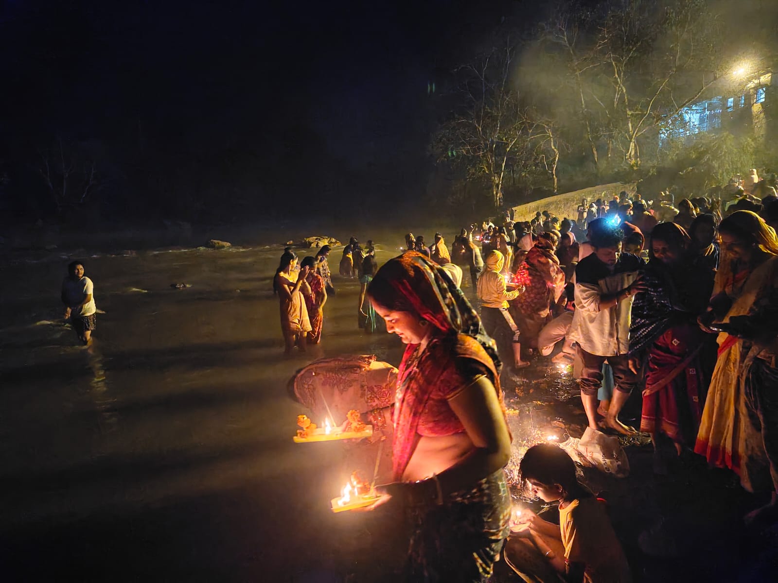 Chaibasa: कार्तिक पूर्णिमा पर कारो नदी में श्रद्धालुओं ने लगाई आस्था की डुबकी