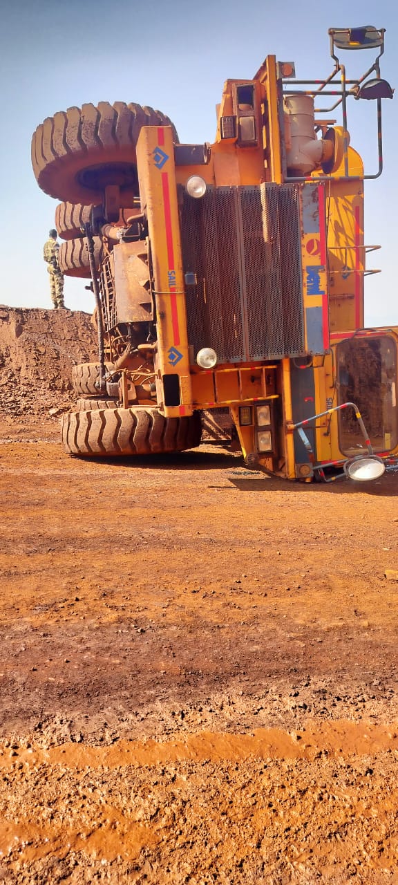 Chaibasa: गुवा सेल खदान में 50 टन पानी टैंकर पलटा, ऑपरेटर गंभीर रूप से घायल