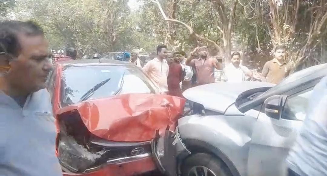 Jamshedpur: साकची में दो कारों की आमने-सामने भीषण टक्कर, 3 घायल