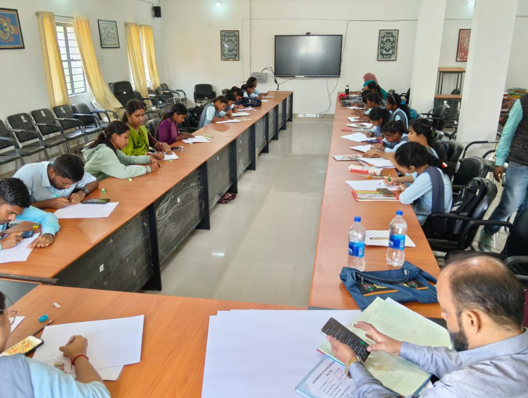 Bahragora: झारखंड स्थापना दिवस पर बहरागोड़ा महाविद्यालय में चित्रकला प्रतियोगिता, कैनवास पर जीवंत हुई जनजातीय संस्कृति