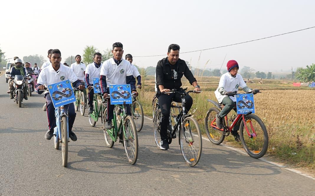 Chaibasa: झारखंड स्थापना दिवस के 25वीं वर्षगांठ पर साइकिल रैली, उपायुक्त ने दिया एकता और पर्यटन का संदेश