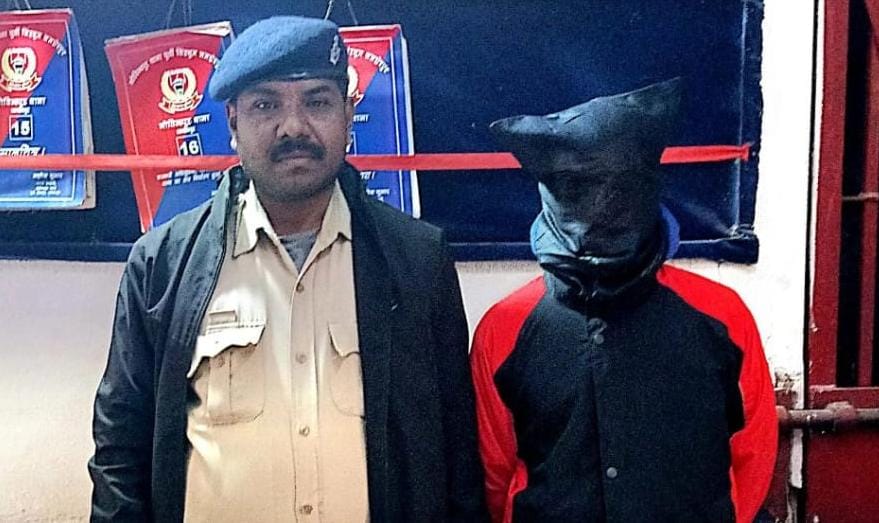 Jamshedpur: चलते ऑटो से वृद्ध महिला से पर्स छीनने वाला आरोपी गिरफ्तार, नकद समेत सामान बरामद