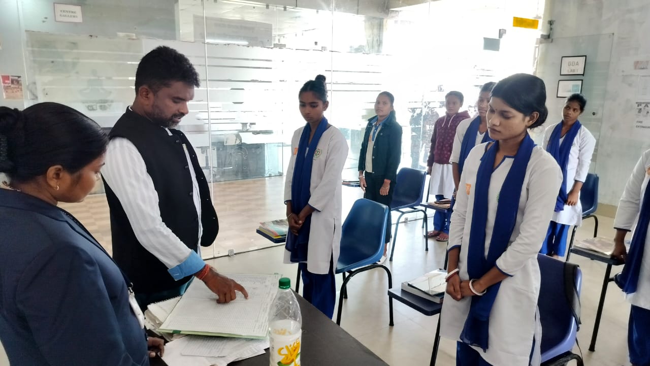 Jamshedpur: कौशल विकास केंद्र में भोजन और उपस्थिति में अनियमितता, विधायक ने केंद्र प्रभारी को लगाई फटकार