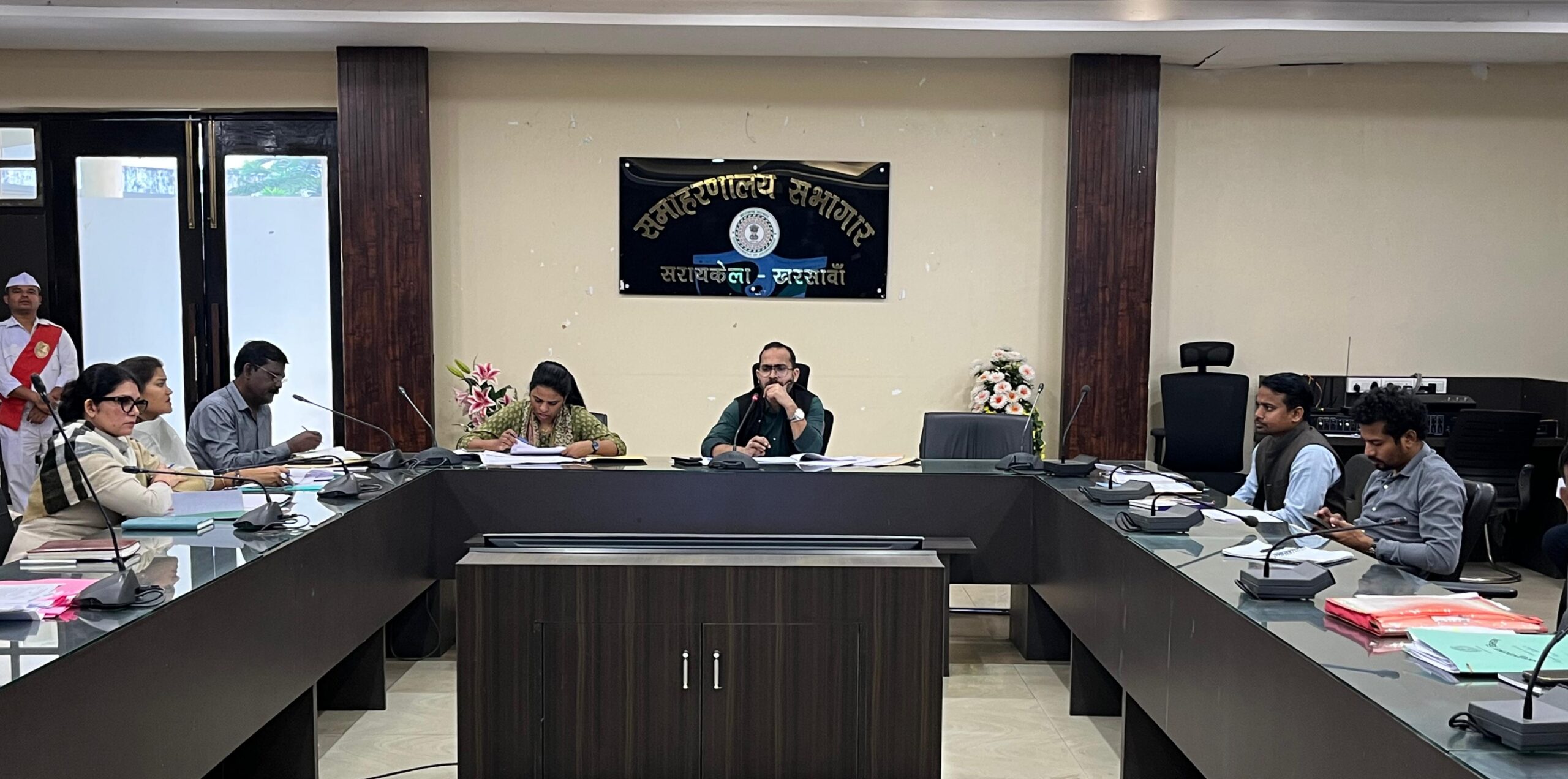 Saraikela: उपायुक्त ने की आकांक्षी प्रखंडों की गतिविधियों की समीक्षा, आंगनबाड़ी केंद्र और विद्यालयों का निरीक्षण अनिवार्य