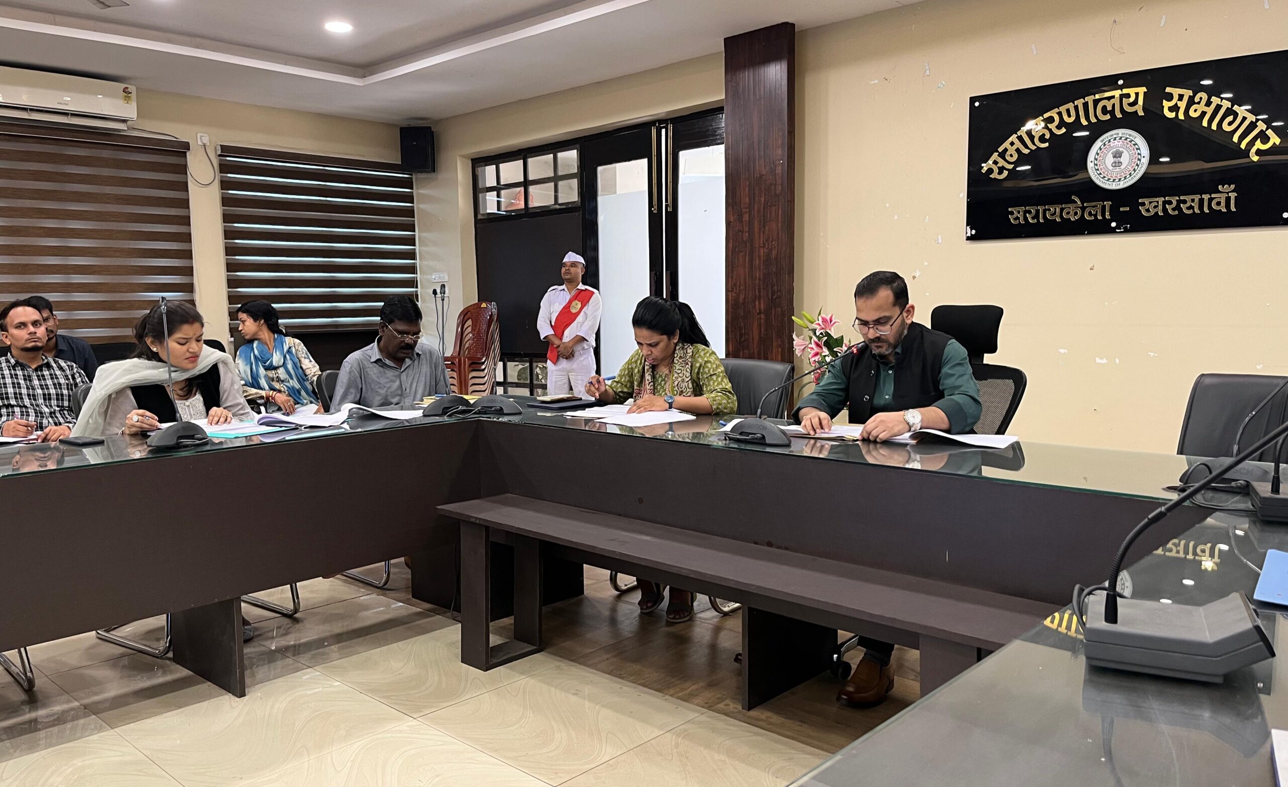 Saraikela: उपायुक्त की अध्यक्षता में ANB-DMFT योजनाओं की समीक्षा बैठक, लंबित कार्यों को समयबद्ध पूर्ण करने के निर्देश