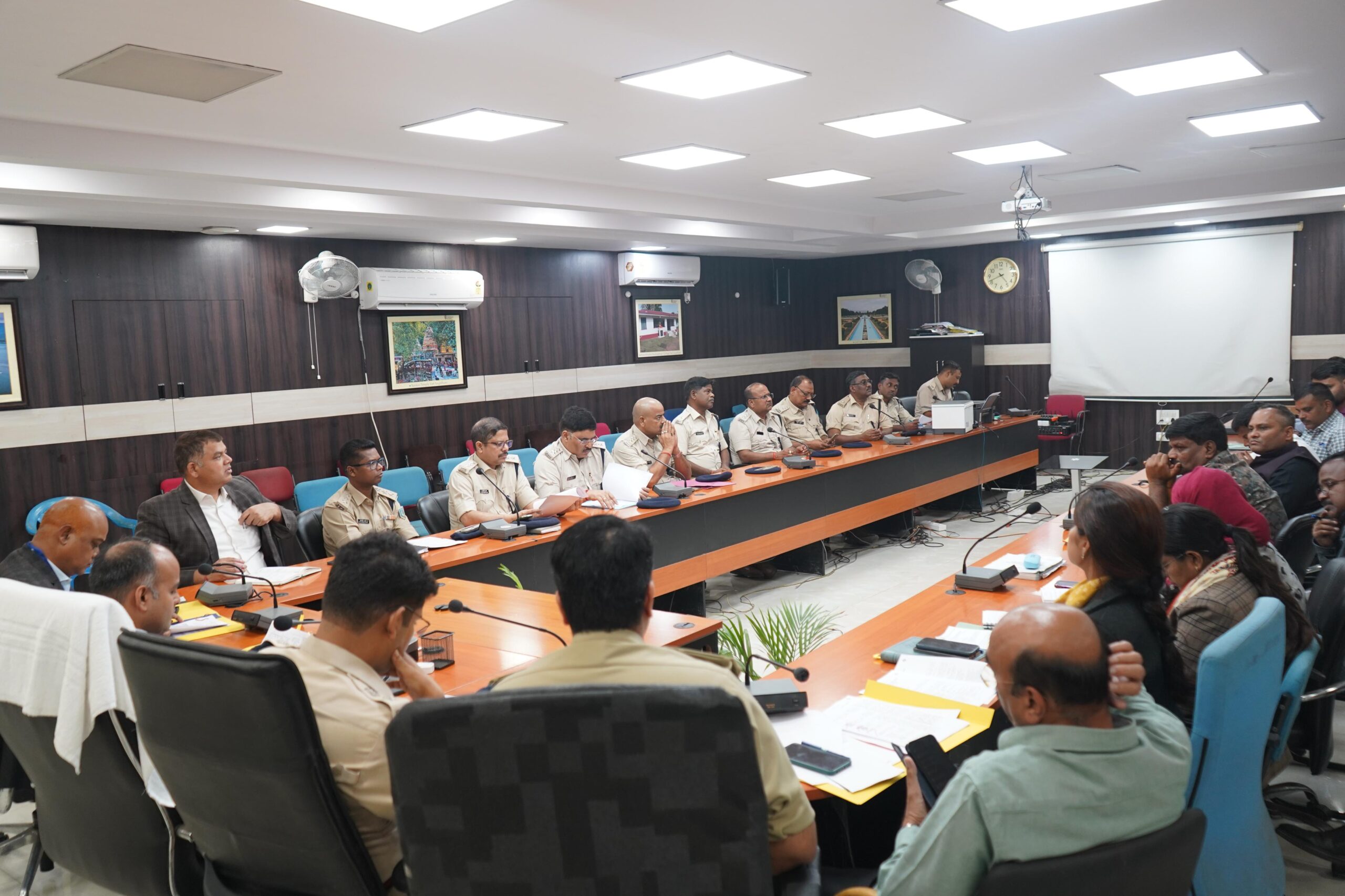 घाटशिला उपचुनाव: मतगणना की तैयारियों की समीक्षा बैठक, उपायुक्त ने दिए पूर्ण पारदर्शिता एवं निष्पक्षता के निर्देश 