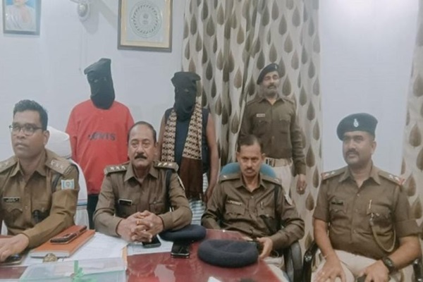 Chaibasa : कुख्यात अपराधी मदन शर्मा साथी संग अवैध हथियारों के साथ गिरफ्तार