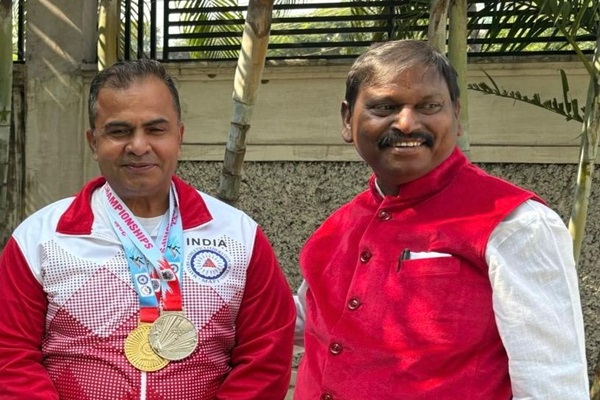 Jamshedpur : एशियाई मास्टर्स एथलेटिक चैंपियनशिप में झारखंड के पदक विजेता एसके तोमर को अर्जुन मुंडा ने किया सम्मानित