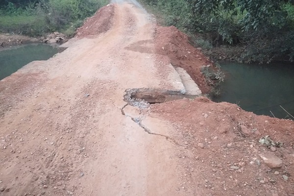 Musabani : मुसाबनी प्रखंड में पुल निर्माण अधर में, बांकाई–कोतोपा मार्ग पर बढ़ा खतरा — कभी भी हो सकती है बड़ी दुर्घटना