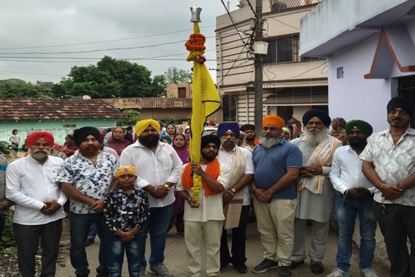 Jamshedpur : प्रकाश पर्व पर बिरसानगर गुरुद्वारा से निकली प्रभात फेरी का घोड़ाबांदा में स्वागत
