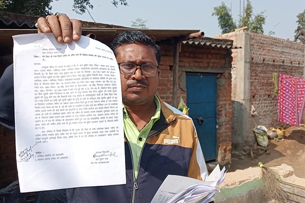 Seraikela : रैयती जमीन पर अवैध कब्ज़ा, ब्रज भूषण पाल का परिवार न्याय के लिए दर-दर भटकने को मजबूर