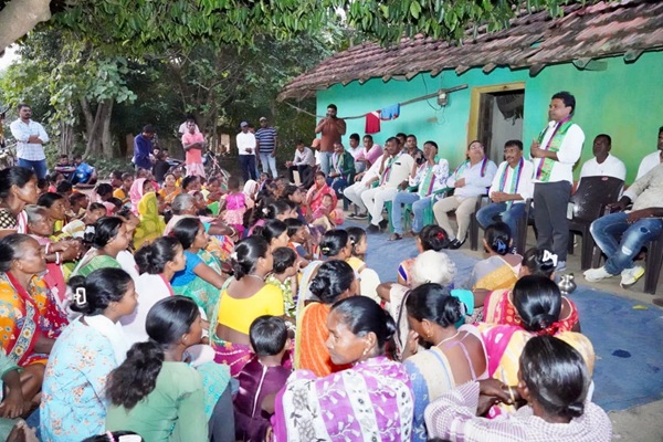 Ghatsila : आसना पंचायत में आजसू पार्टी ने जनसंपर्क अभियान किया तेज, रामचंद्र सहिस ने झामुमो सरकार पर साधा निशाना