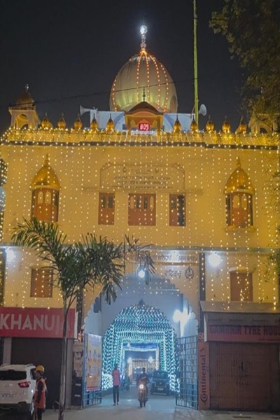 Jamshedpur : प्रकाशपर्व की पूर्व संध्या पर साकची गुरुद्वारा साहिब में भक्ति की उजास, निशान साहिब का चोला बदला