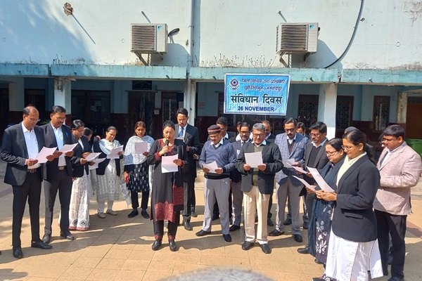 Jamshedpur : संविधान दिवस पर व्यवहार न्यायालय में न्यायिक अधिकारियों ने ली प्रस्तावना की सामूहिक शपथ