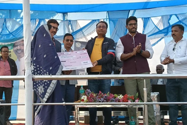 Seraikela : नीमडीह में “आपकी योजना, आपकी सरकार, आपके द्वार” कार्यक्रम में परिसंपत्तियों का वितरण