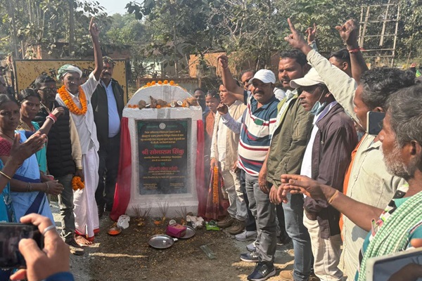 Gua : नोआमुंडी में विधायक सोनाराम सिंकु ने चार महत्वपूर्ण सड़कों का किया शिलान्यास, ग्रामीणों को मिली बड़ी सौगात