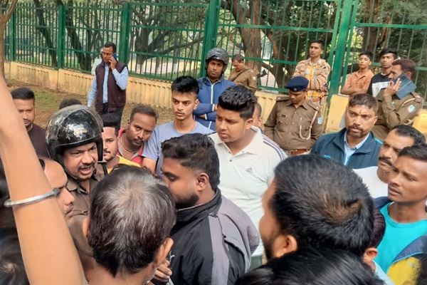 Jamshedpur : टेल्को में ट्रैफिक चेकिंग के दौरान बड़ा हादसा, तेज रफ्तार कार की टक्कर से बाइक सवार गंभीर