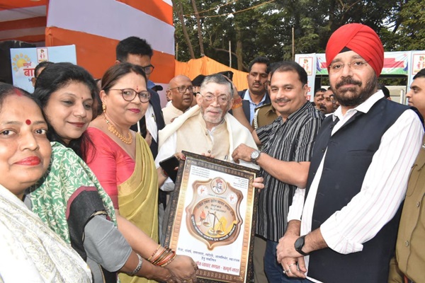 Jamshedpur : अखिल एकता उद्योग व्यापार मंडल ने राज्यपाल संतोष गंगवार से की भेंट