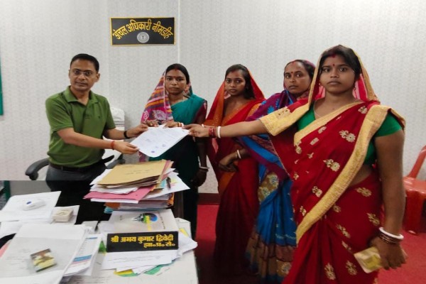 Saraikela: महिलाओं ने सरकारी शराब दुकान के स्थानांतरण की मांग की, अंचल अधिकारी ने समर्थन जताया