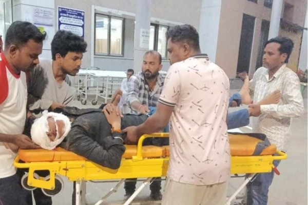 Saraikela: तेतलो टोल प्लाजा पर सड़क हादसा, बाइक सवार बुरी तरह घायल