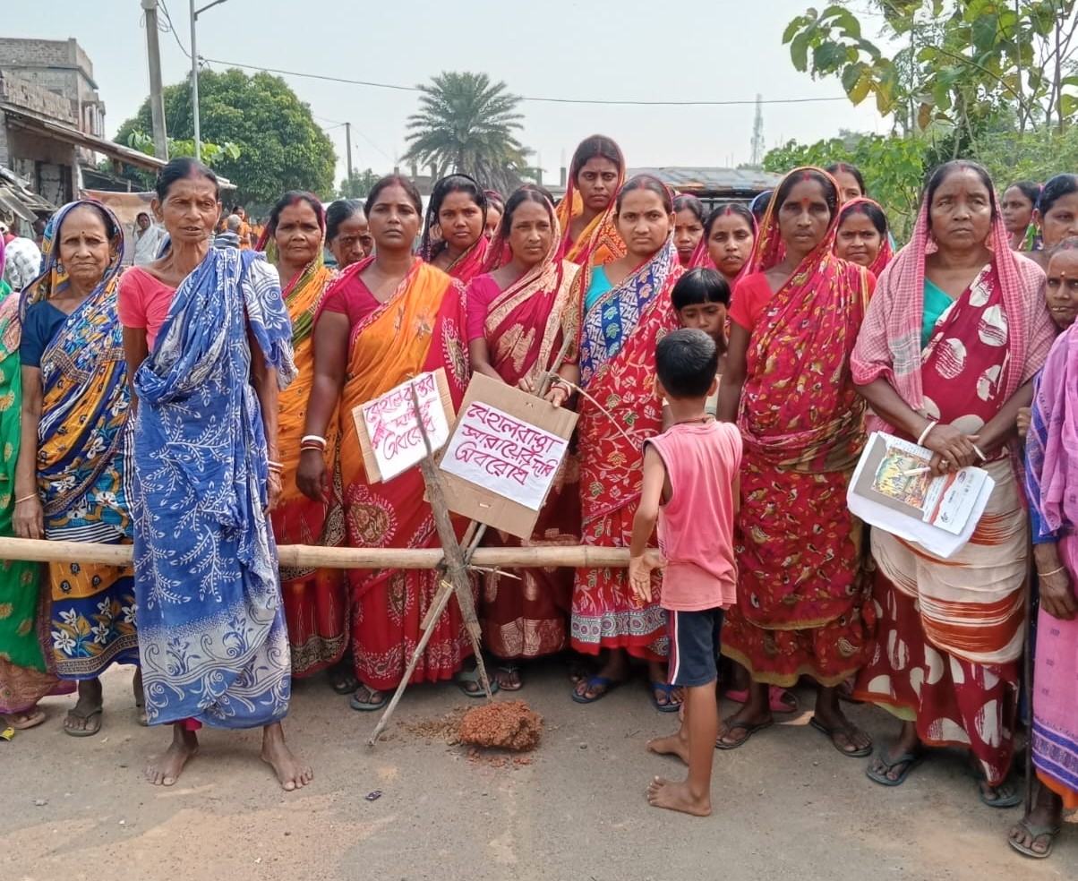 Jhargram: जामबेदा में सड़क जाम, ग्रामीणों ने की मरम्मत की मांग