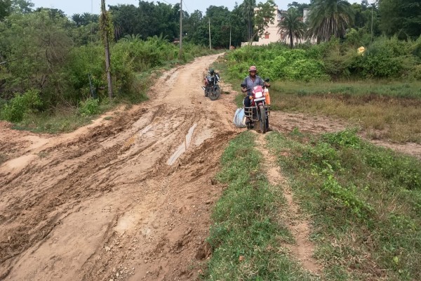 Jadugora: चार करोड़ की सड़क अधूरी, जीवन प्रभावित – भ्रष्टाचार और जवाबदेही पर सवाल