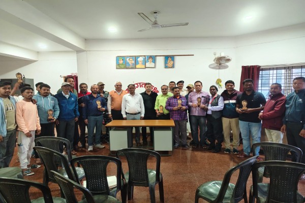 Chaibasa: जिला प्रशासन ने शांतिपूर्ण दुर्गा पूजा के लिए आठ पंडाल समितियों को किया सम्मानित