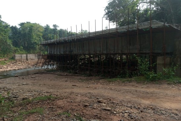 Chaibasa: सारंडा का लाइफलाइन पुल दो साल से अधूरा, उच्च स्तरीय जांच की उठी मांग