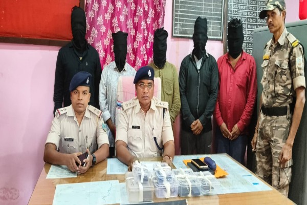 Chaibasa: 2.5 लाख की लूट का पर्दाफाश, पिस्टल और दो कार समेत पांच गिरफ्तार