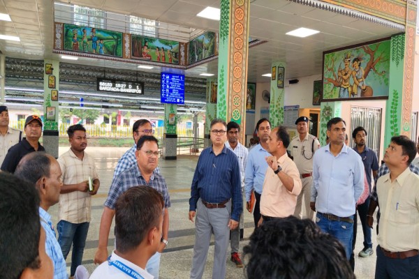 Kharagpur: खड़गपुर मंडल के DRM ने बेतनोटी, बारीपदा और रूपसा रेलवे स्टेशनों का किया निरीक्षण
