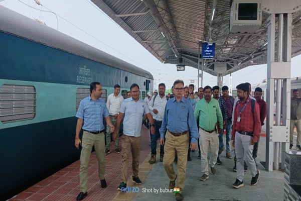 Kharagpur: DRM ने किया तमलुक व हल्दिया रेलवे स्टेशनों का निरीक्षण, यात्री सुविधाओं में तेजी से हो रहा सुधार