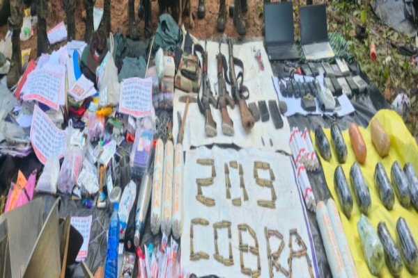 Jharkhand: झारखंड पुलिस-CRPF की कार्रवाई, सारंडा में नक्सलियों से मुठभेड़ – भारी मात्रा में हथियार जब्त