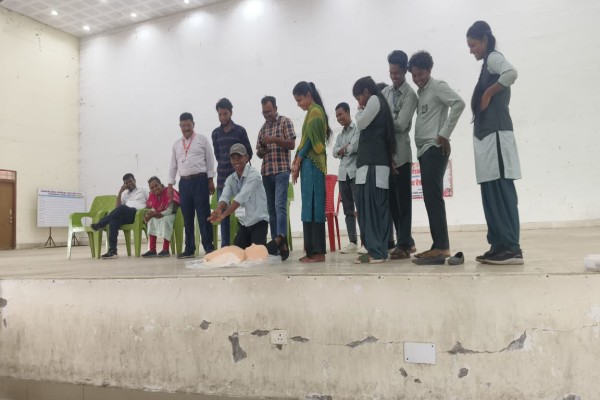 Saraikela: काशी साहू कॉलेज में फर्स्ट एड और CPR प्रशिक्षण कार्यक्रम, छात्रों ने लिया समाज सेवा का संकल्प