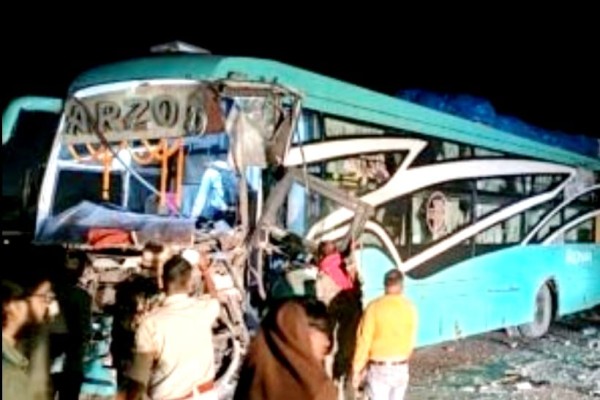 Jamshedpur: NH-33 पर तड़के बस-ट्रेलर की भिड़ंत, ट्रेलर चालक फरार – बस जब्त