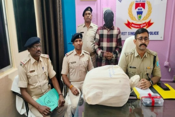 Bahragora: बहरागोड़ा में पुलिस छापेमारी, 20.5 किलोग्राम गांजा बरामद – एक गिरफ्तार