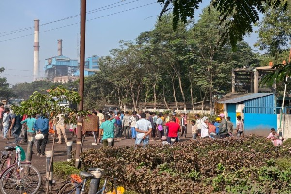 Kharagpur: खड़गपुर में रश्मि समूह के खिलाफ जनता का जबरदस्त प्रदर्शन, औद्योगिक अपशिष्ट से बढ़ा प्रदूषण