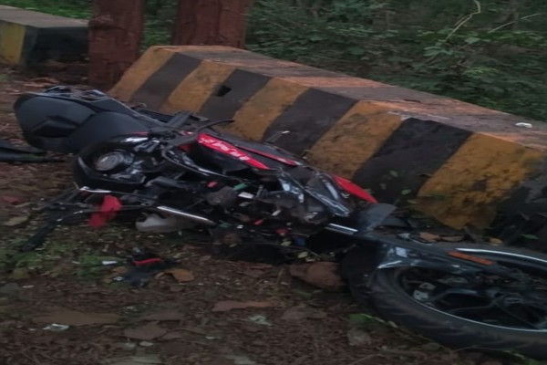 Chaibasa: अनियंत्रित होकर डिवाइडर से टकराई बाइक, एक की मौत – दूसरा घायल