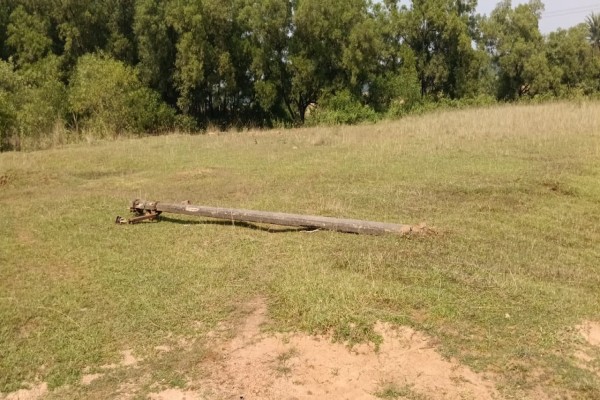 Bahragora: बहरगोड़ा में रातों-रात उड़ गए 26 खंभों पर लगे 11,000 वोल्ट के तार, गांवों में बत्ती गुल – जनजीवन ठप