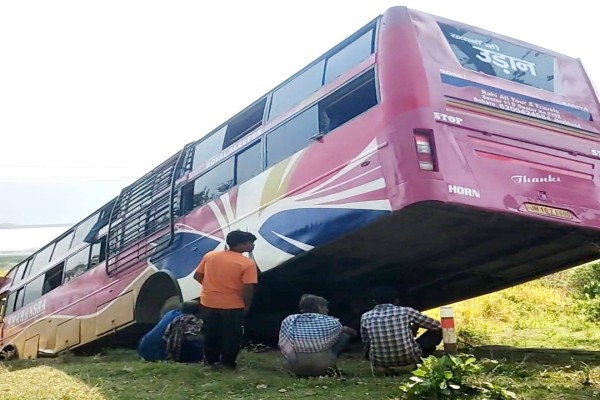 Jamshedpur: खेत में घुसी तेज़ रफ़्तार बस, बाल-बाल बचे दर्जनों यात्री