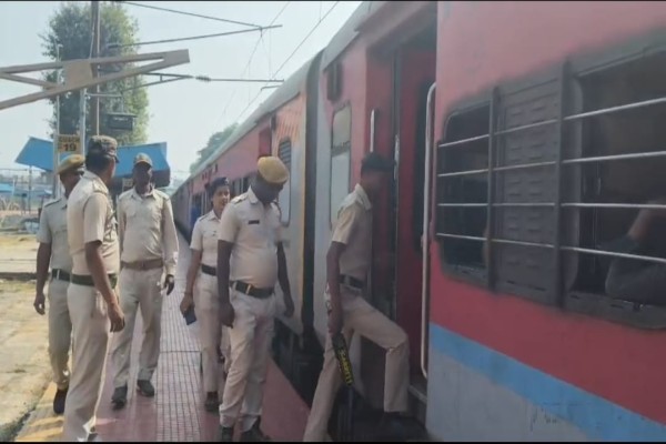 Jhargram: लाल किला धमाके के बाद सुरक्षा सख्त, झाड़ग्राम स्टेशन पर खोजी कुत्तों के साथ गहन तलाशी जारी