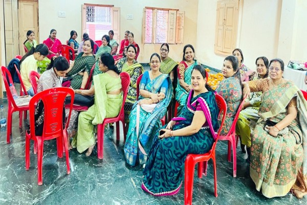 Jamshedpur: जुगसलाई दादी मंदिर में मंगसीर नवमी महोत्सव की धूम, महिलाओं ने सजाए हाथ-पांव