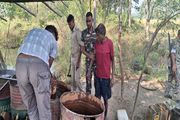 Saraikela: सरायकेला में उत्पाद विभाग की बड़ी कार्रवाई, अवैध चुलाई भट्टियाँ ध्वस्त – महुआ शराब जब्त